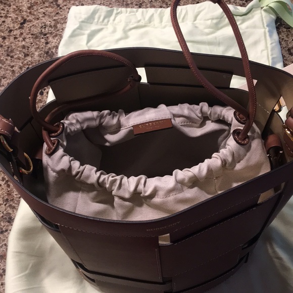NWT Burberry Bucket Bag 2020 - Picture 5 of 8